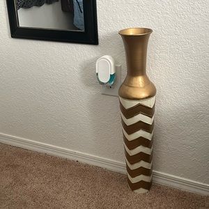 Gold & white alluring vase
